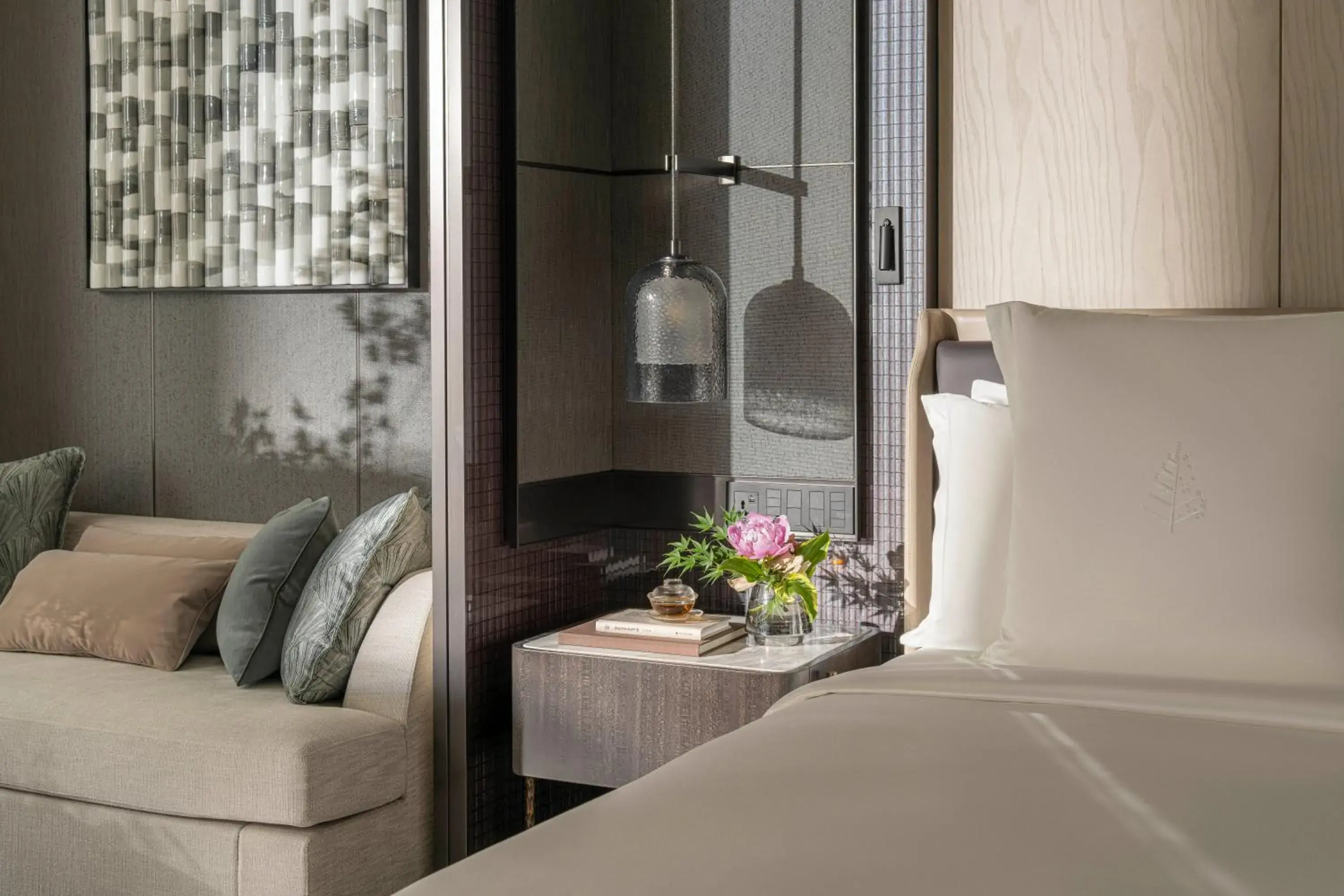 Premier King Room with City View in Four Seasons Hotel Hangzhou at Hangzhou Centre Premier King Room with City View in Four Seasons Hotel Hangzhou at Hangzhou Centre