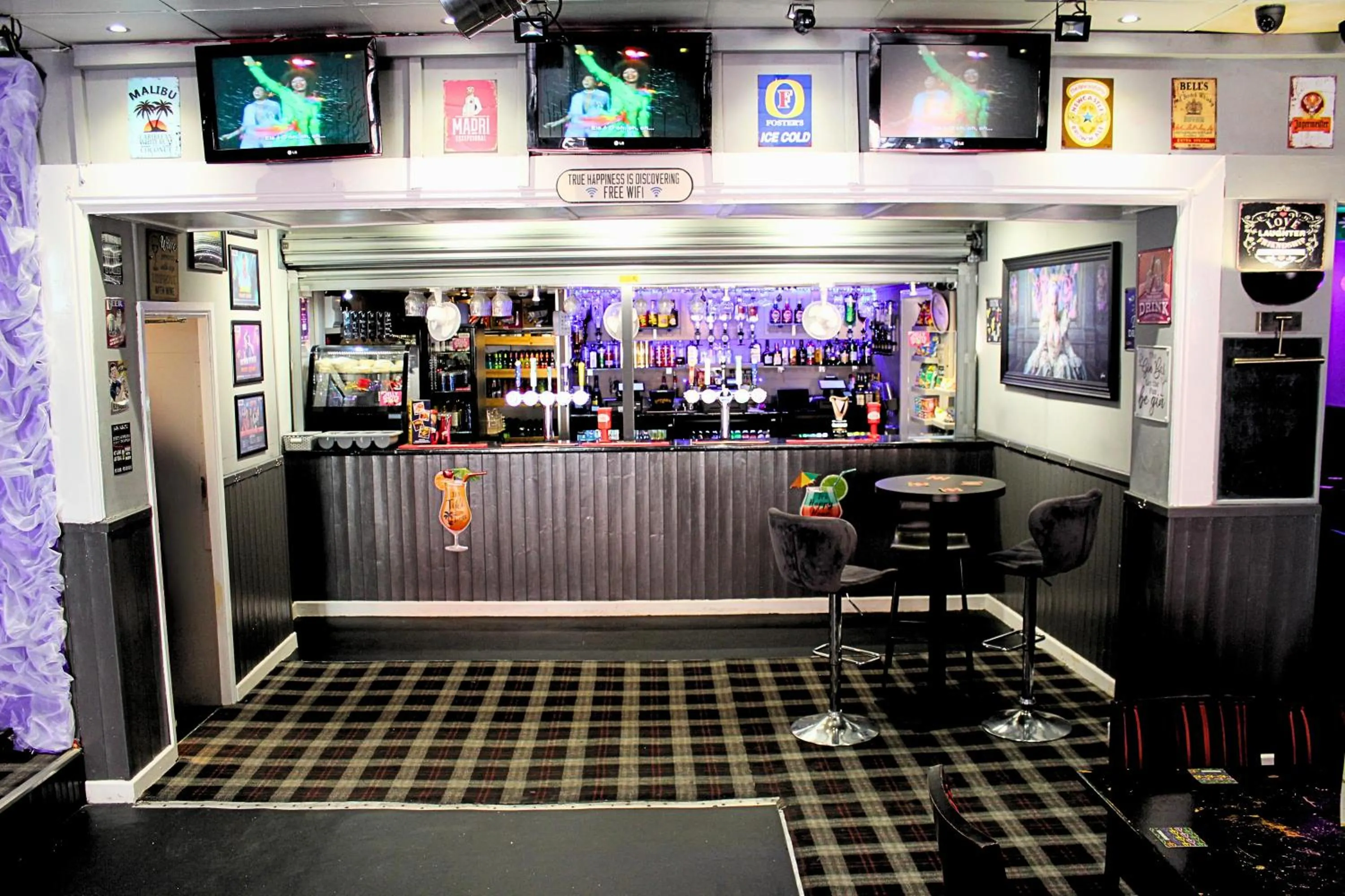 Lounge or bar in Peek-a-Booze - Budget Hotel - Adults Only