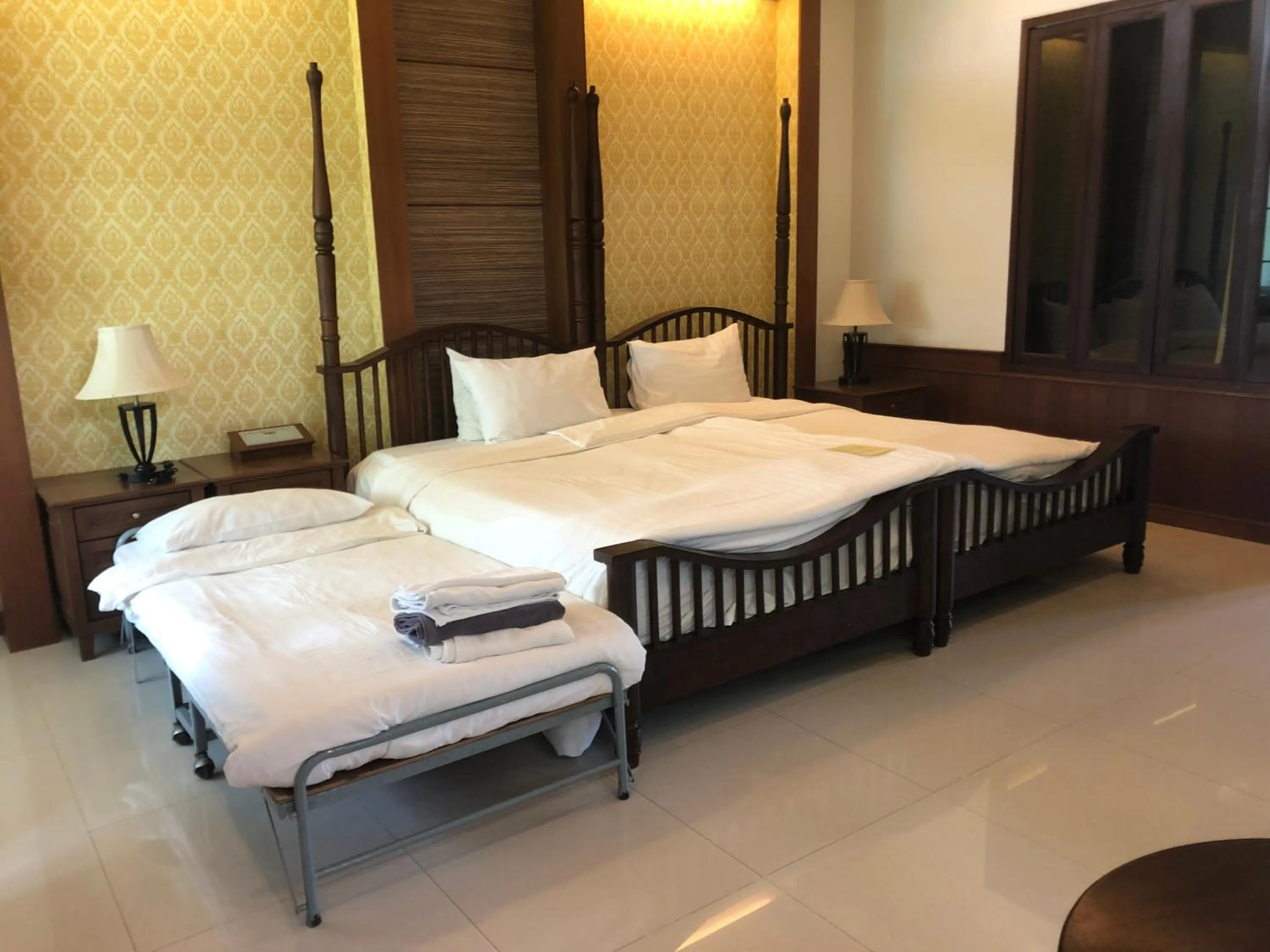 Bed in Bhu Tarn Koh Chang Resort & Spa