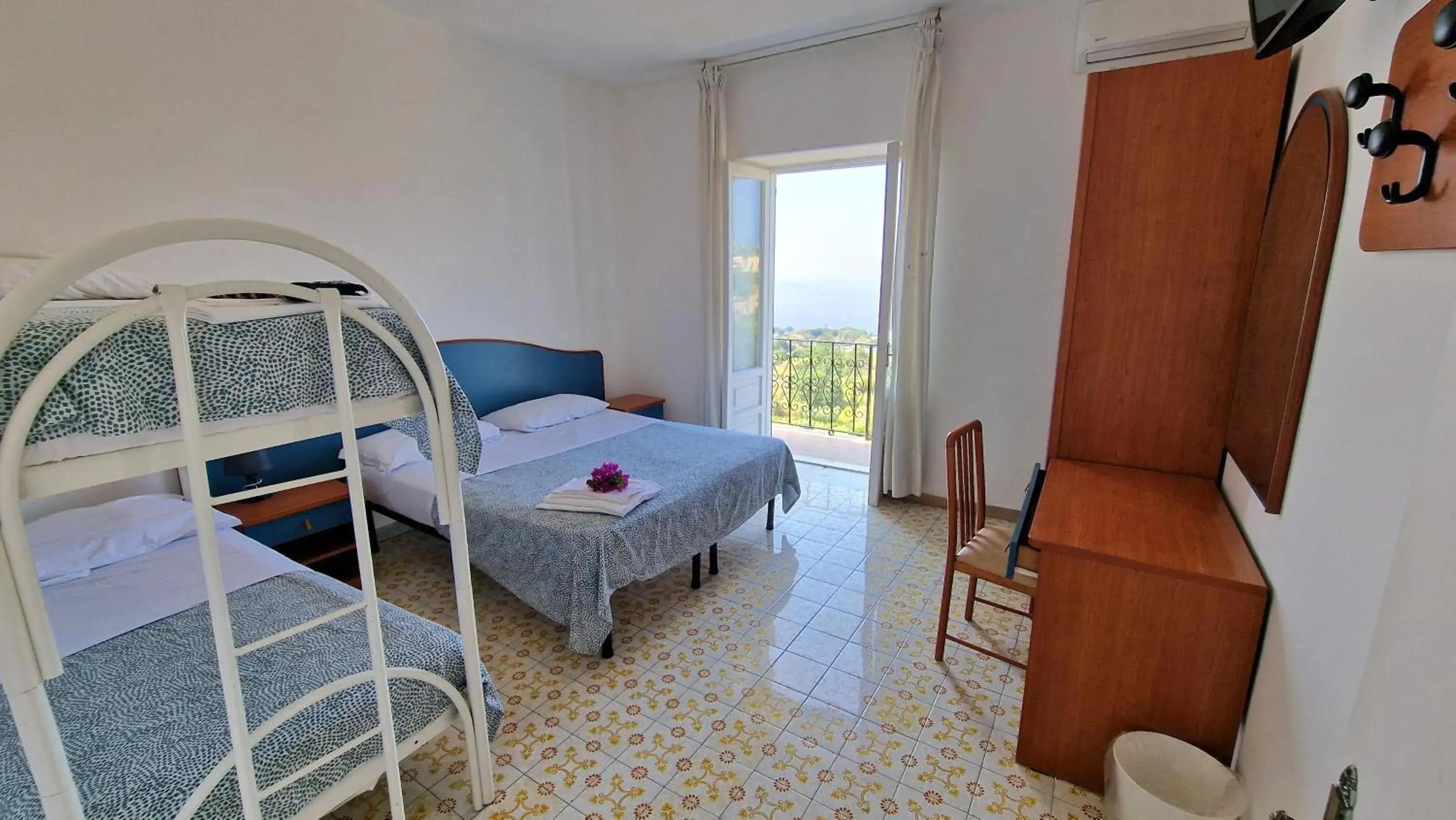 Quadruple Room with Private External Bathroom in Hotel Bellavista Quadruple Room with Private External Bathroom in Hotel Bellavista