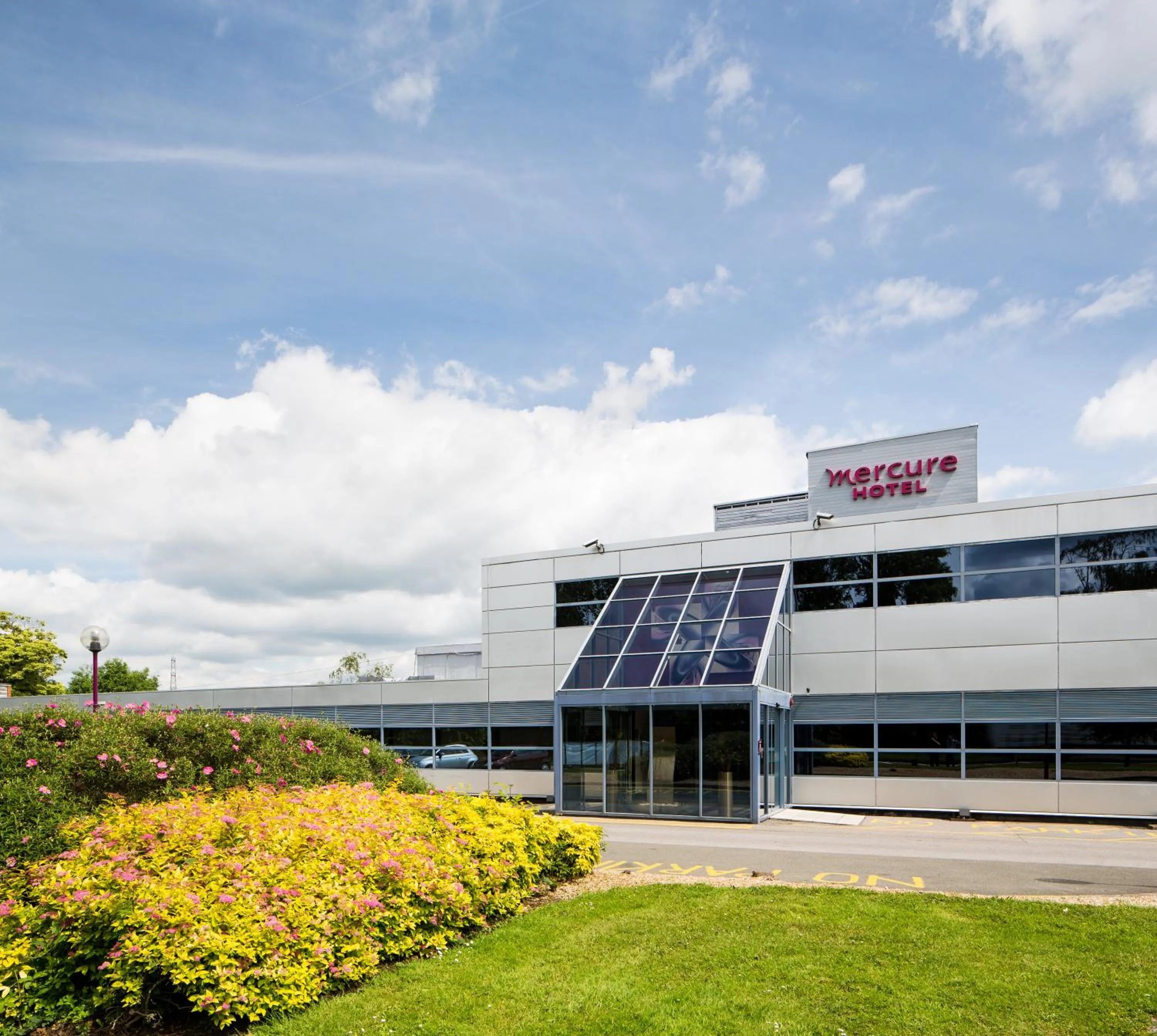 Property building in Mercure London Watford Hotel