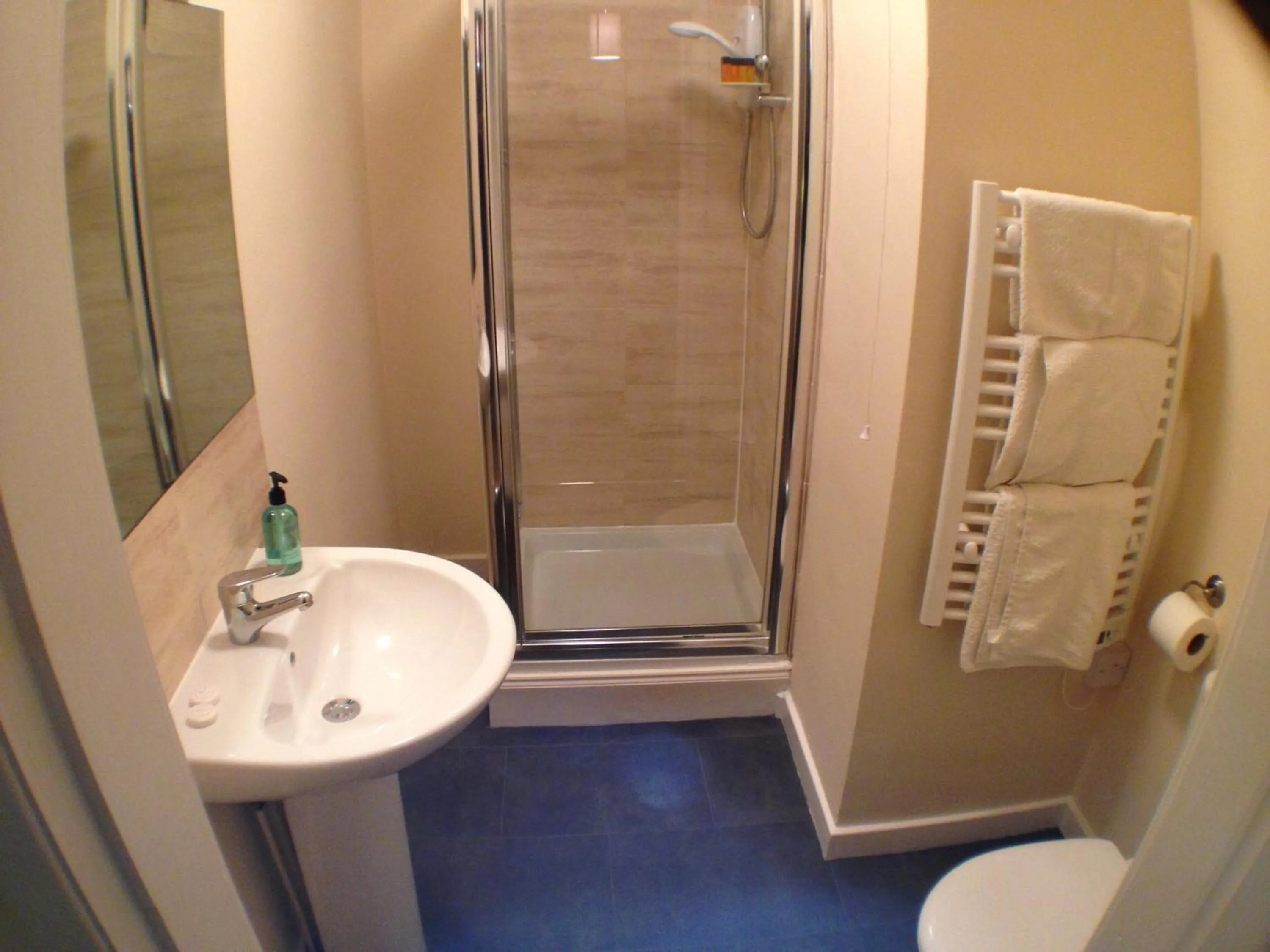 Shower in Primrose Lodge