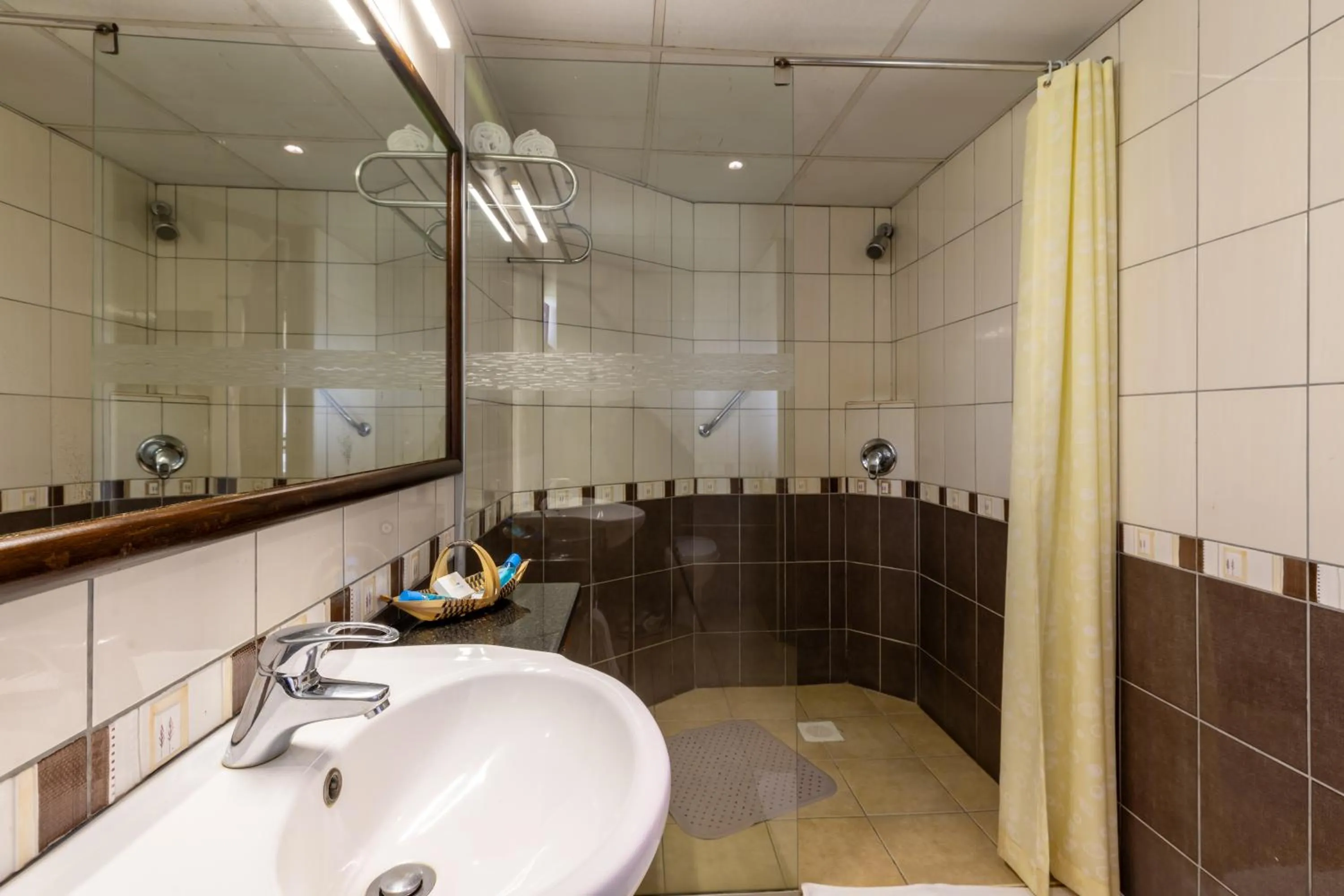 Shower in Sentrim Elementaita Lodge