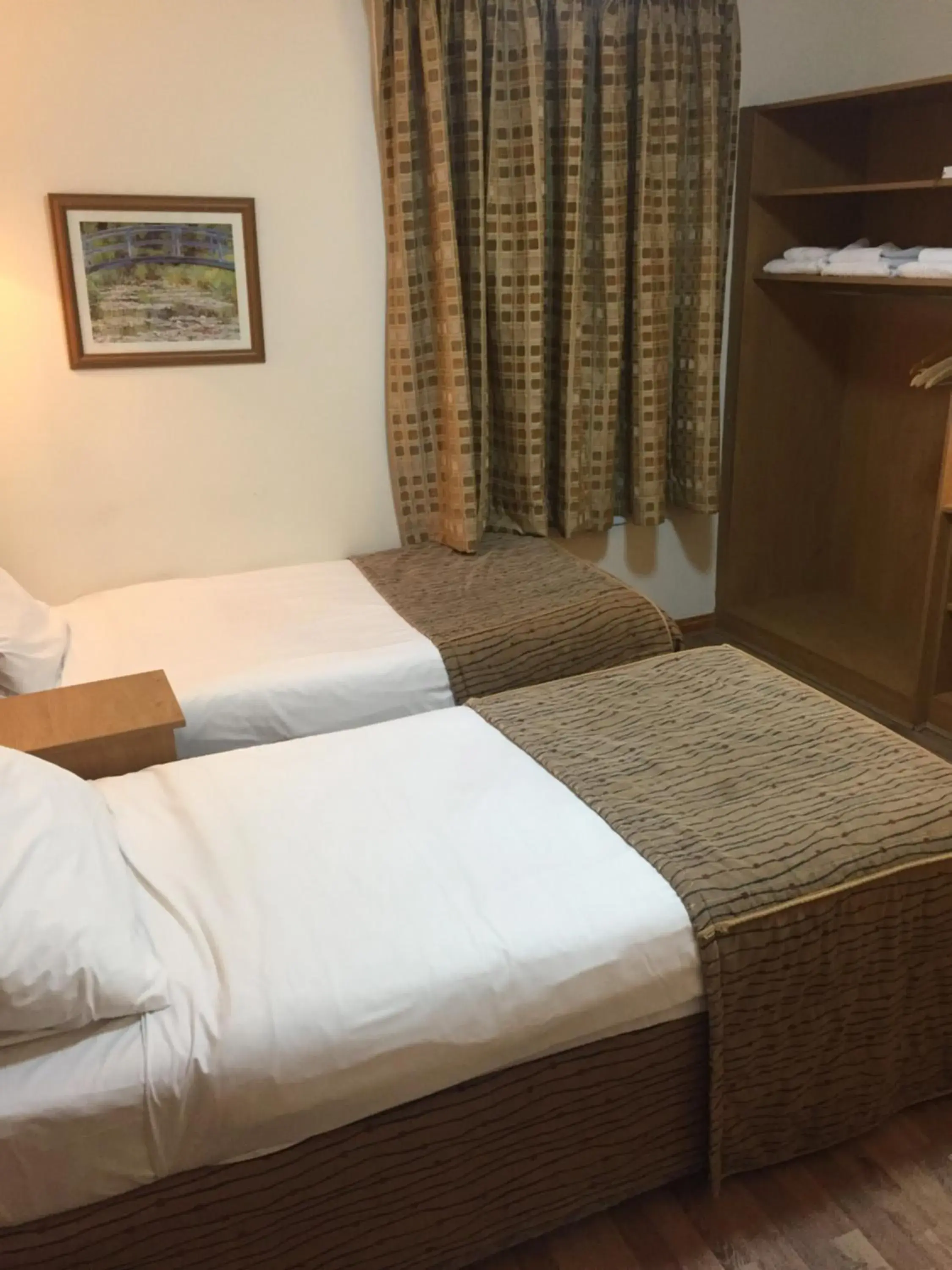 Triple Room - En Suite in Crescent Hotel Triple Room - En Suite in Crescent Hotel