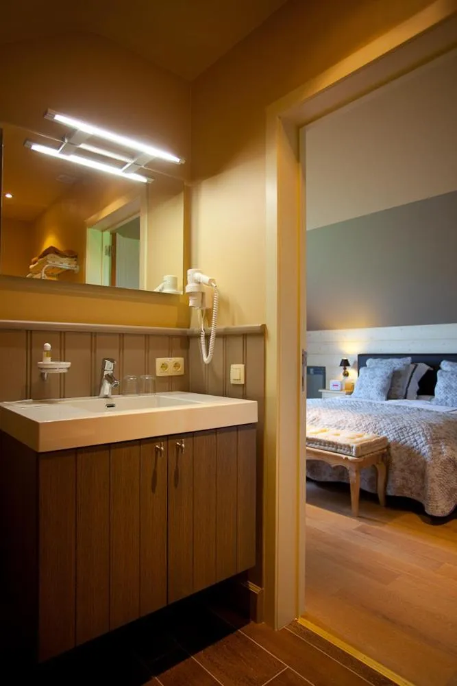 Bathroom, Bed in B&B De Bergvallei