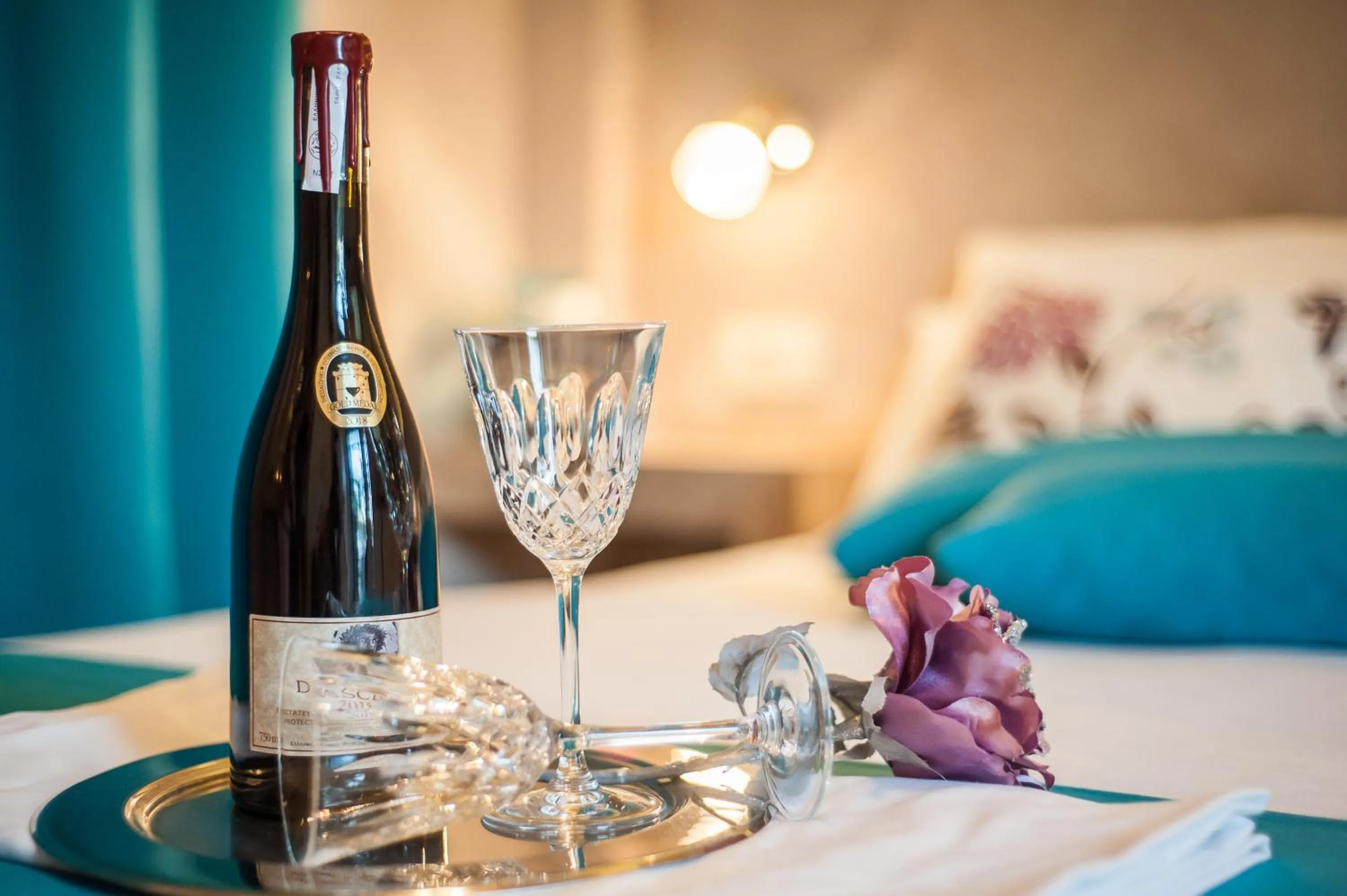 Alcoholic drinks, Bed in Zante Nest Studios & Apartments