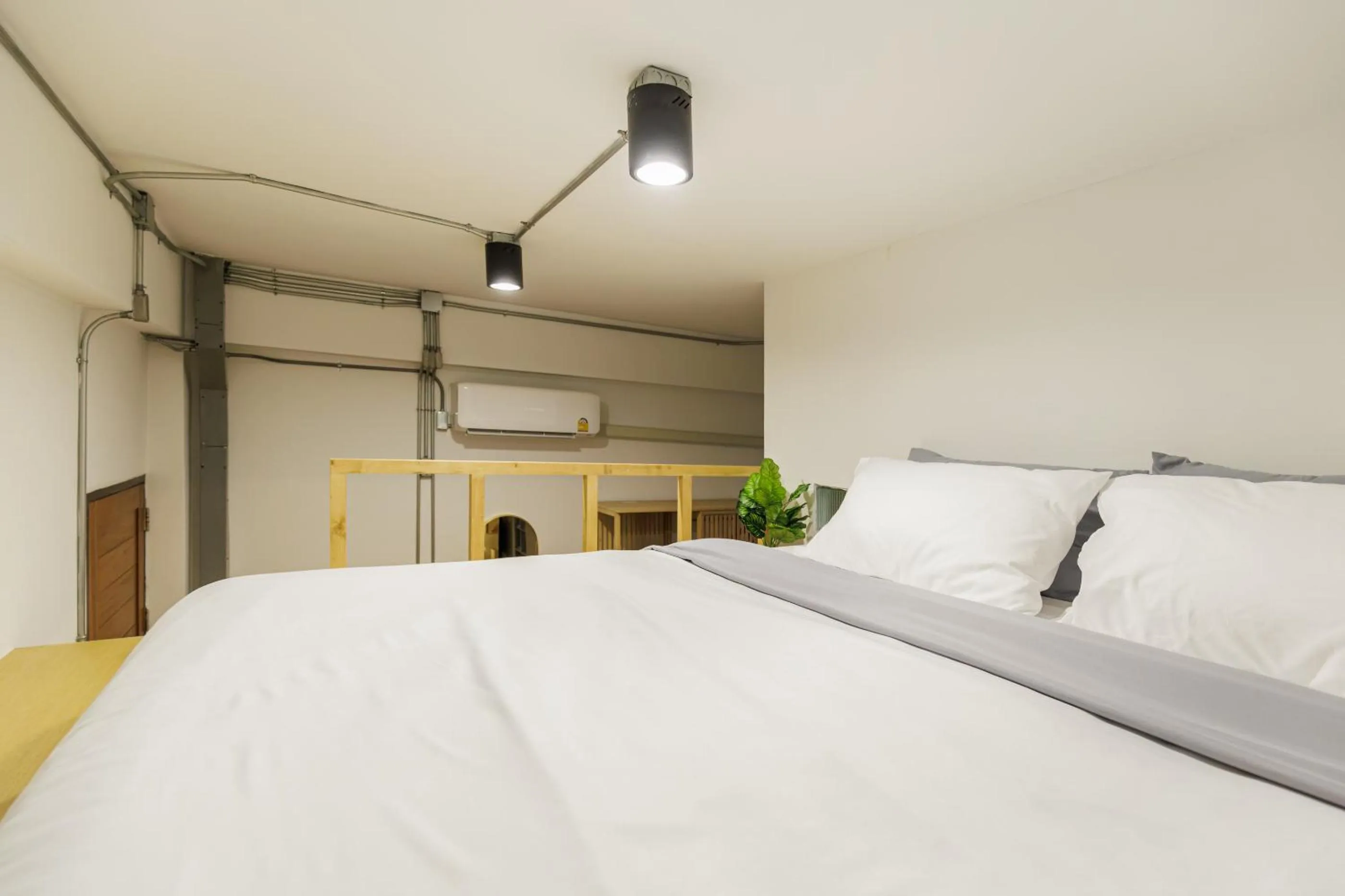 Bed in Wabisabi Bangkok 3 MIN To Train Station