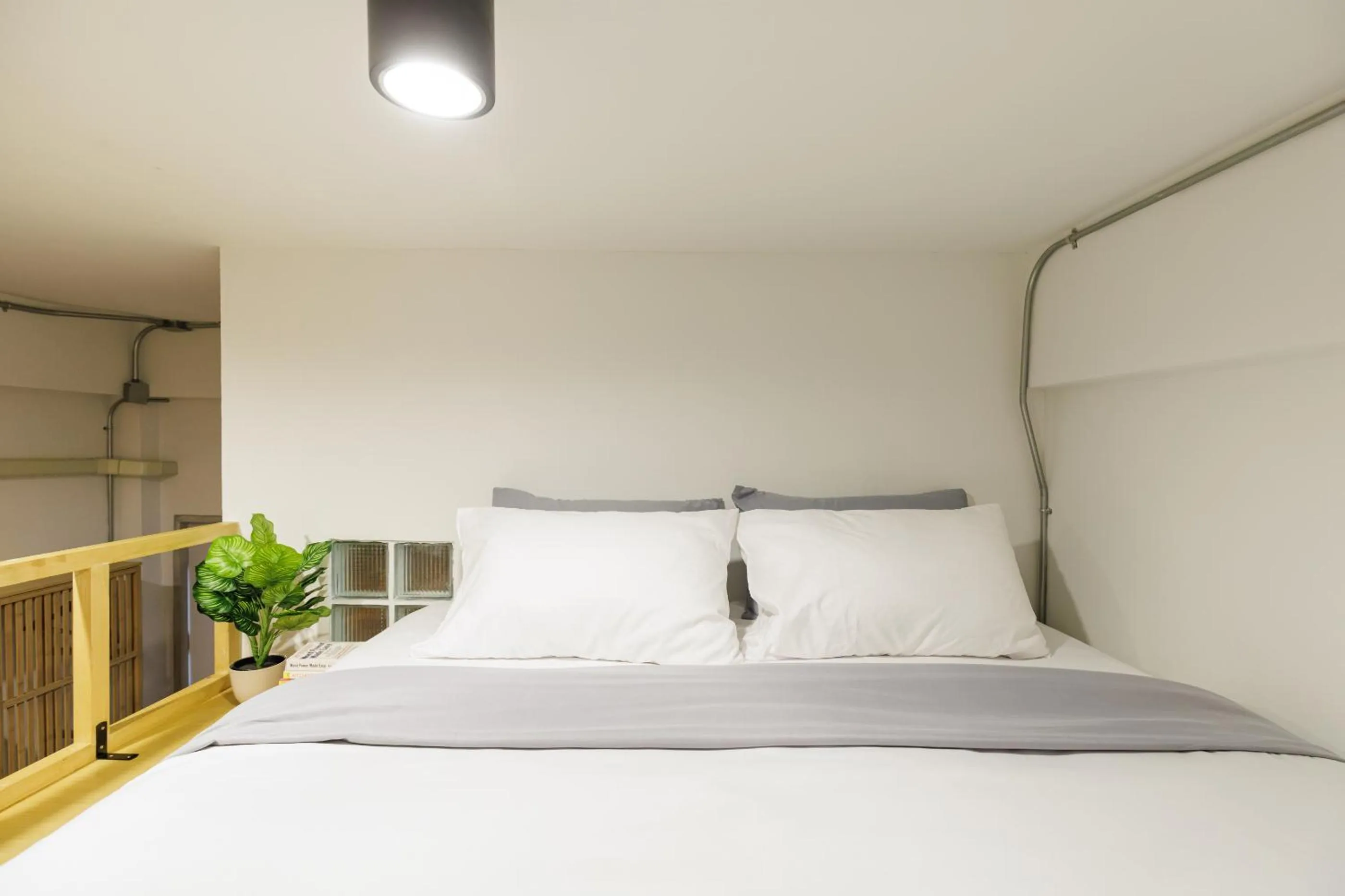 Bed in Wabisabi Bangkok 3 MIN To Train Station