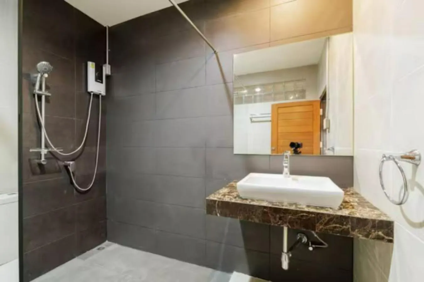 Bathroom in Wabisabi Bangkok 3 MIN To Train Station