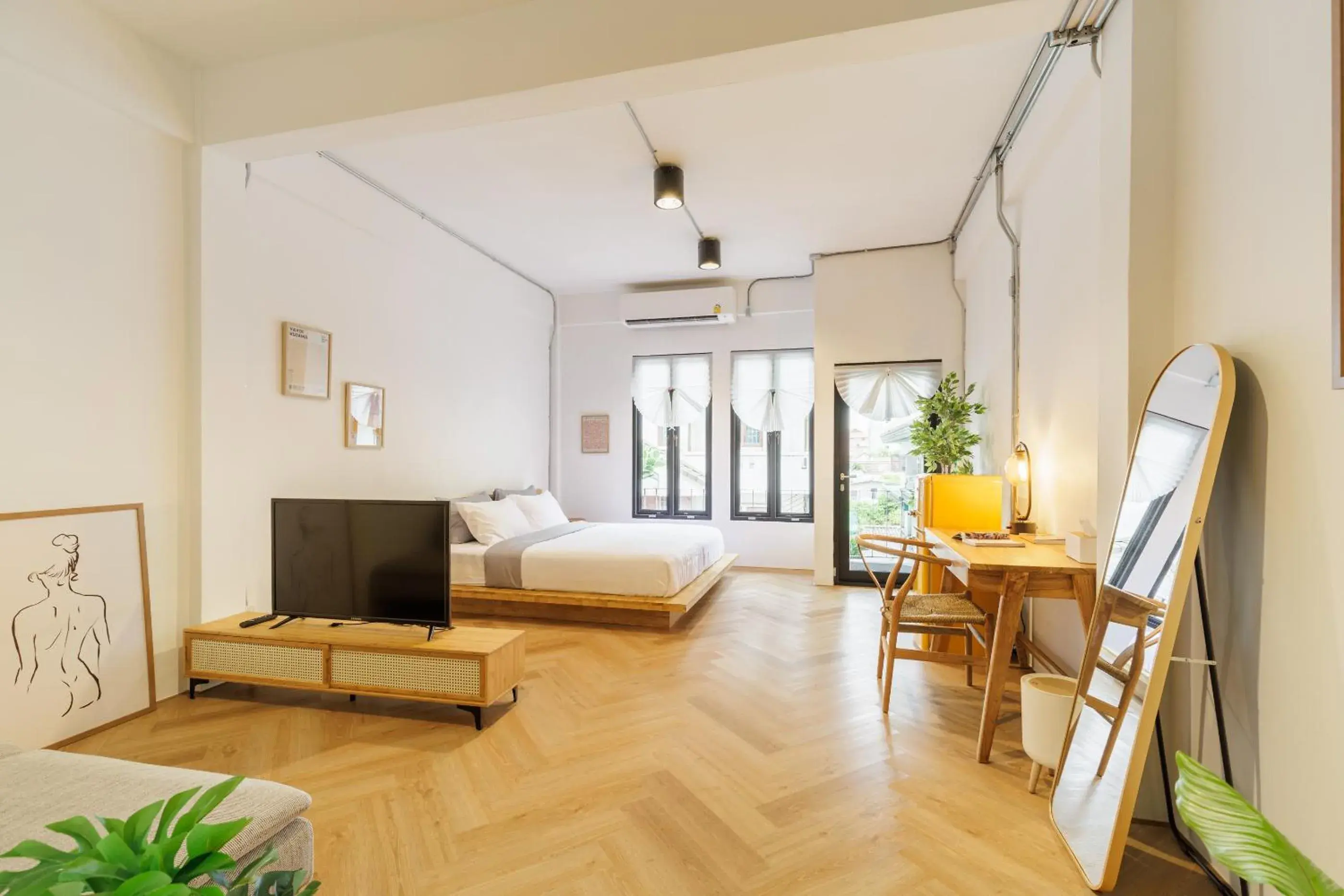 Deluxe King Room in Wabisabi Bangkok 3 MIN To Train Station Deluxe King Room in Wabisabi Bangkok 3 MIN To Train Station