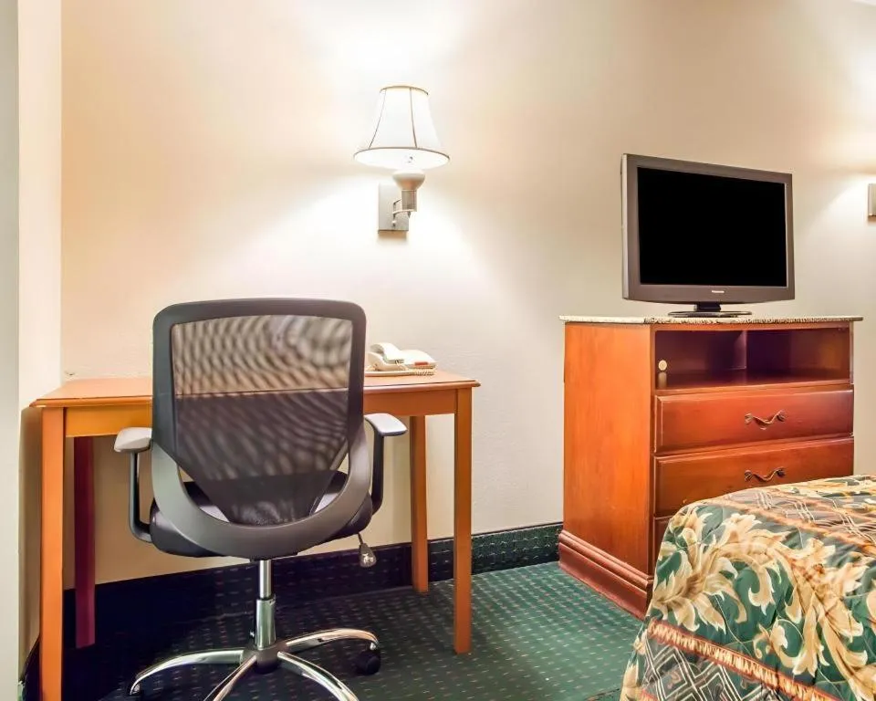 Bed in Rodeway Inn Mount Laurel Hwy 73