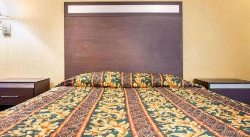 Bed in Rodeway Inn Mount Laurel Hwy 73