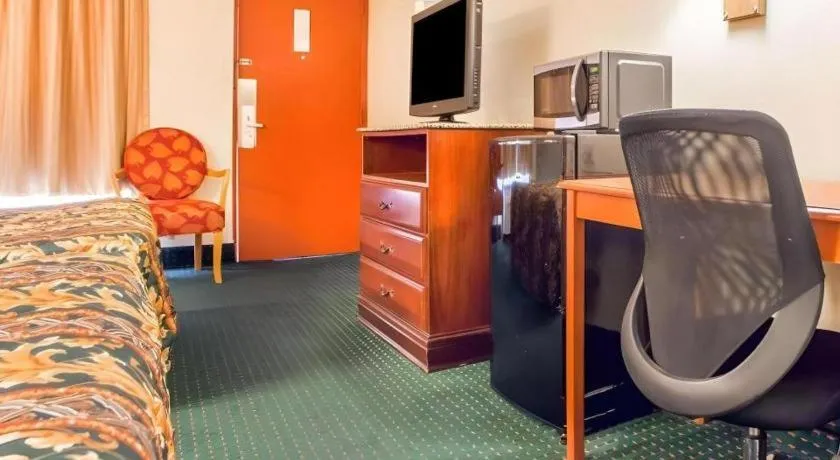 Bed in Rodeway Inn Mount Laurel Hwy 73