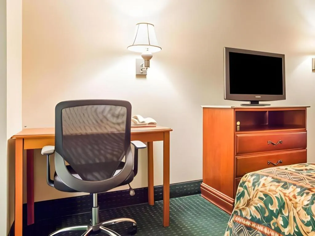 Bed in Rodeway Inn Mount Laurel Hwy 73