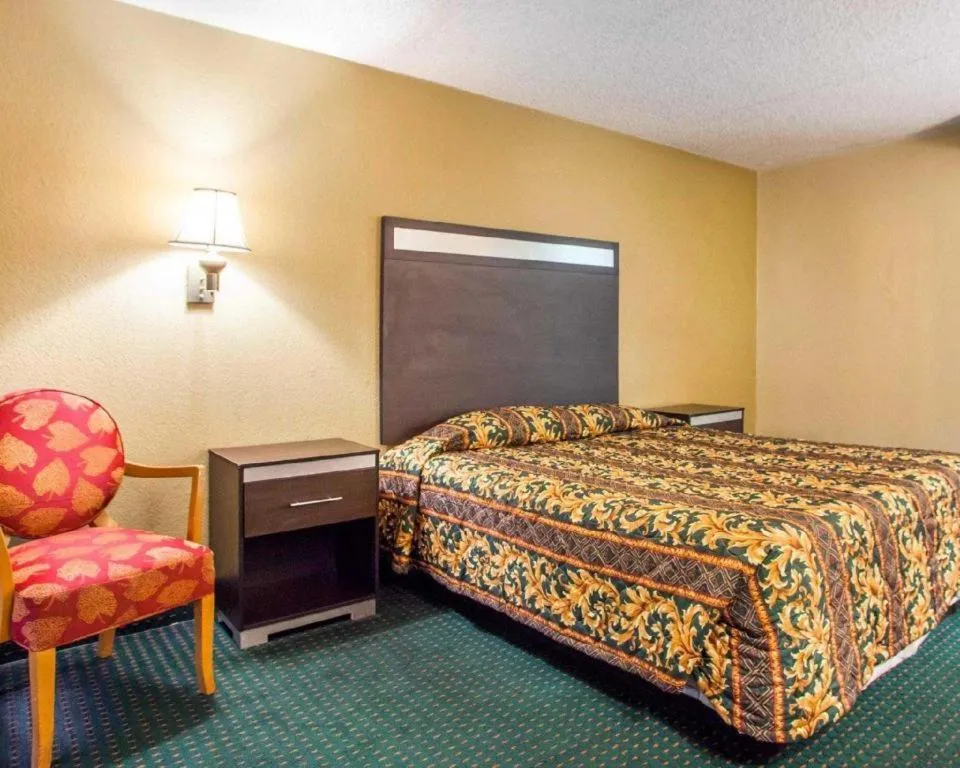 Bed in Rodeway Inn Mount Laurel Hwy 73
