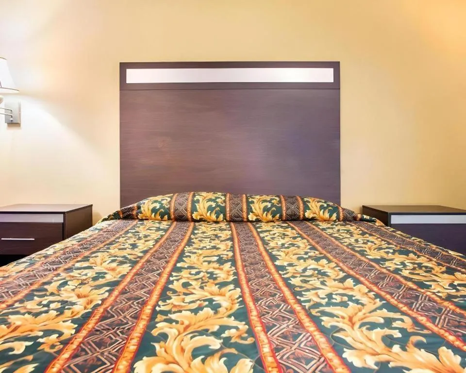 Bed in Rodeway Inn Mount Laurel Hwy 73