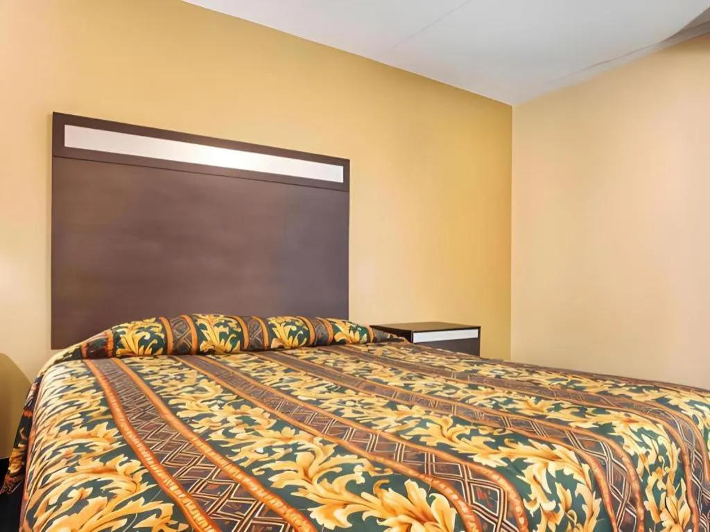 Bed in Rodeway Inn Mount Laurel Hwy 73