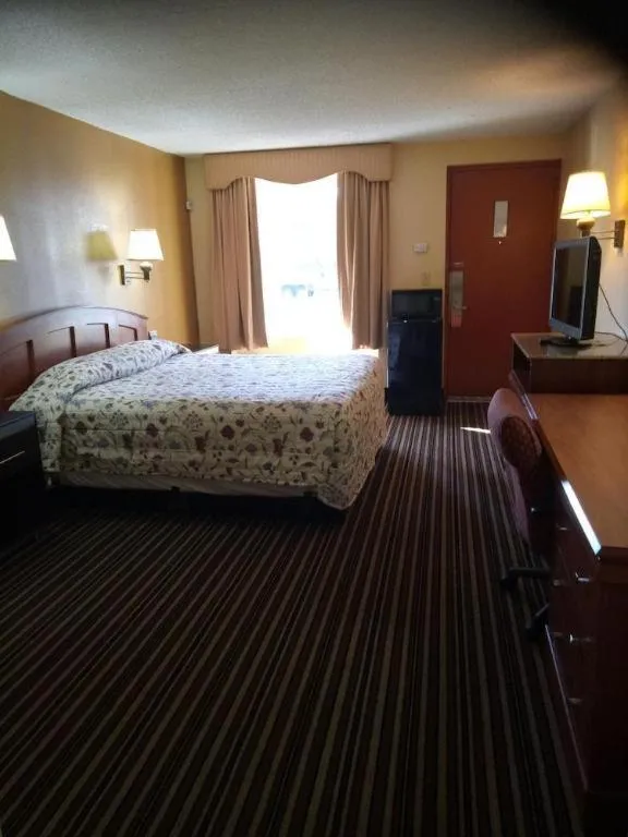 Bed in Rodeway Inn Mount Laurel Hwy 73