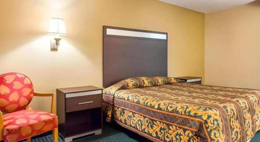 Bed in Rodeway Inn Mount Laurel Hwy 73