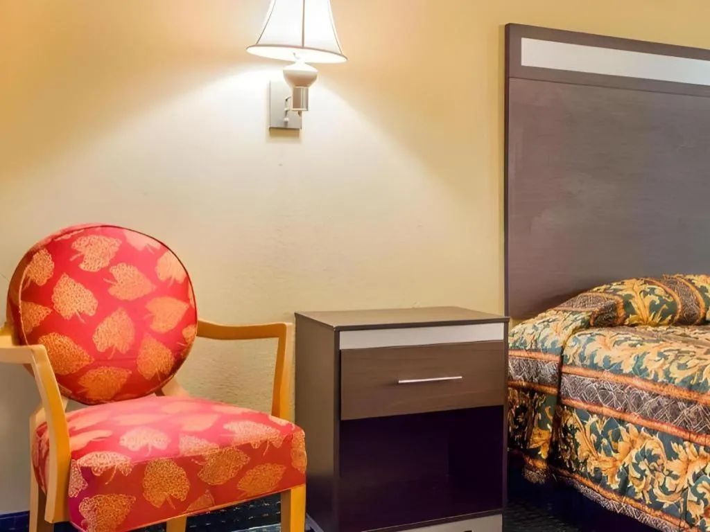 Bed in Rodeway Inn Mount Laurel Hwy 73