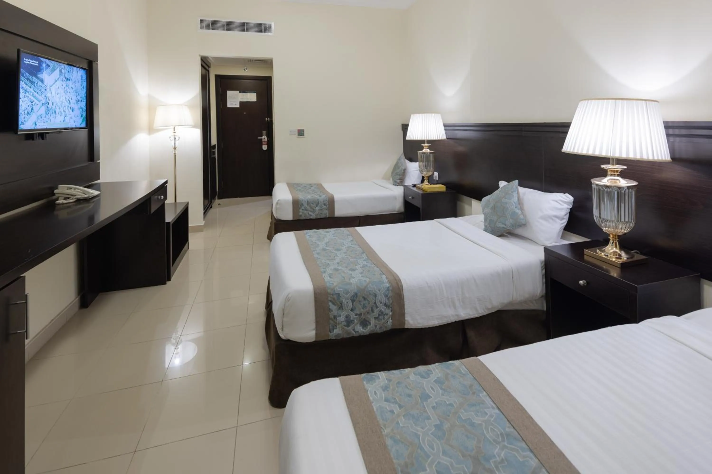 Communal lounge/ TV room, Bed in Snood Al Huda