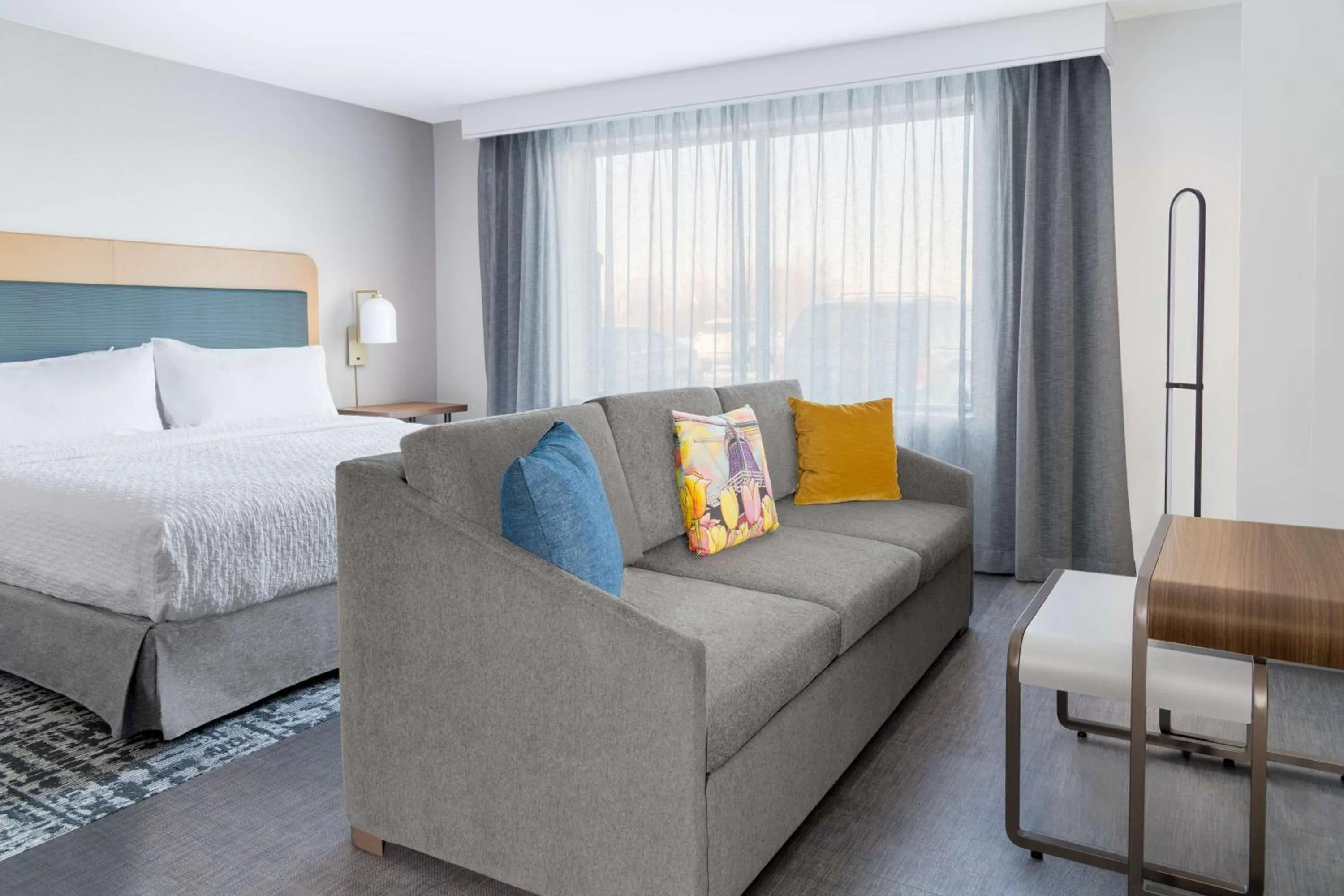 Living room, Bed in Homewood Suites By Hilton Holland