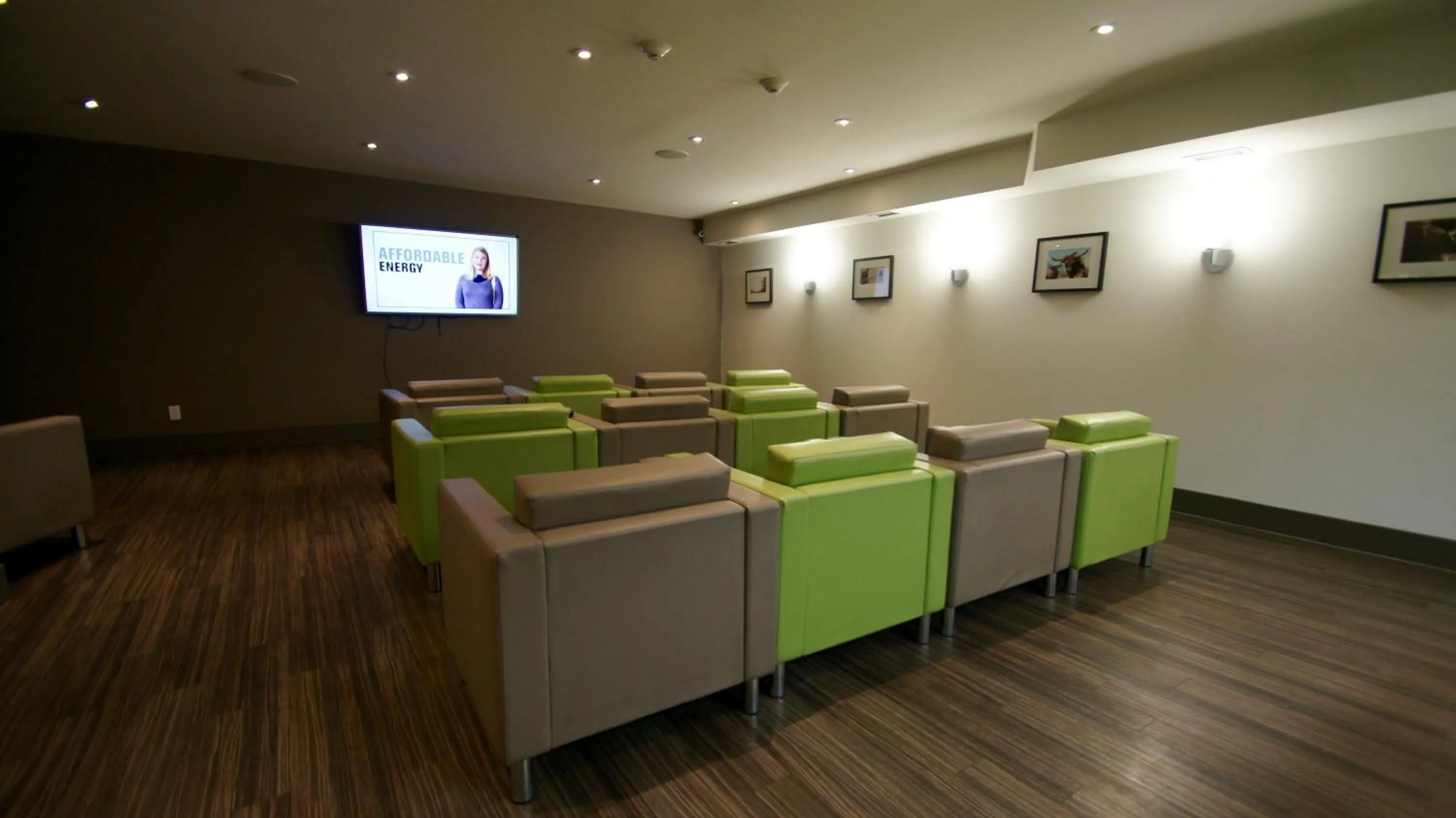 Communal lounge/ TV room in HI Calgary City Centre - Hostel