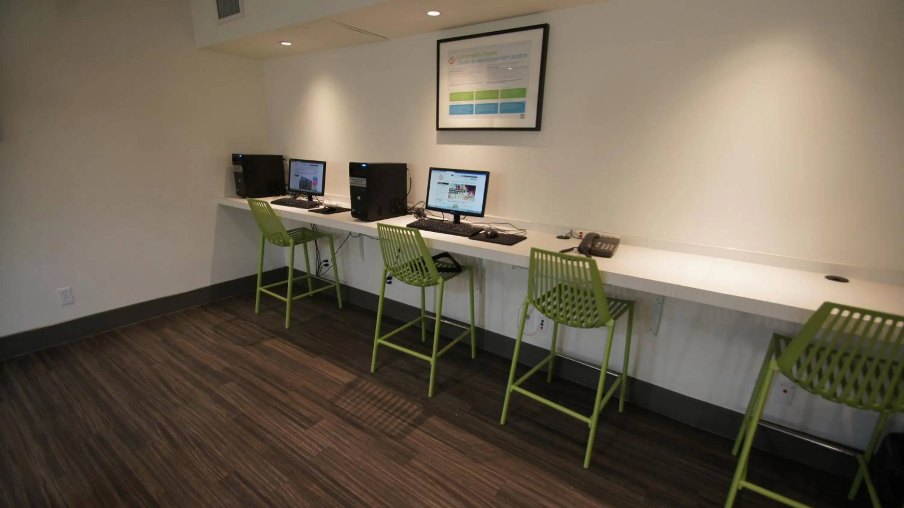 Communal lounge/ TV room in HI Calgary City Centre - Hostel