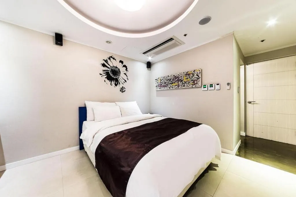 Bed in Nox Boutique Hotel