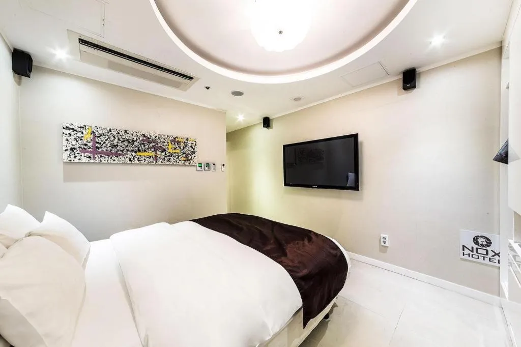 Bed in Nox Boutique Hotel