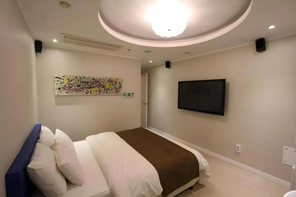 Bed in Nox Boutique Hotel