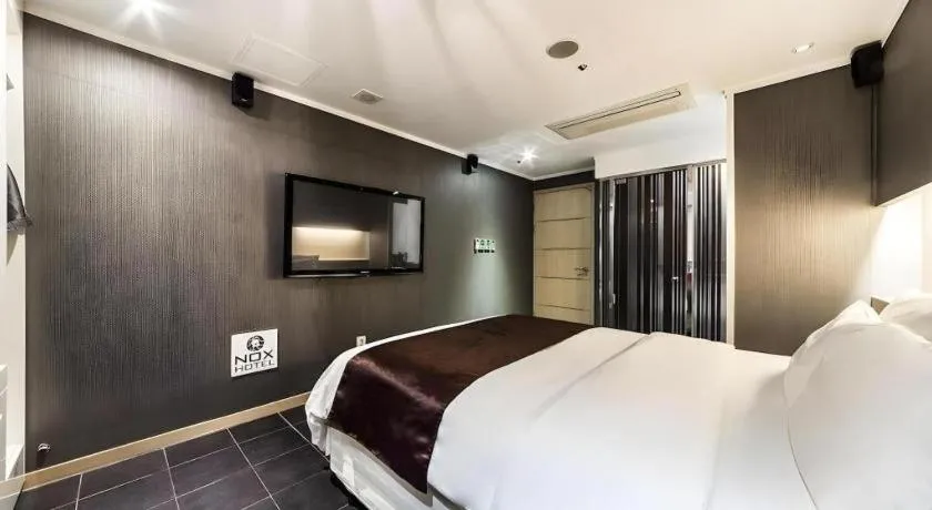 Bed in Nox Boutique Hotel