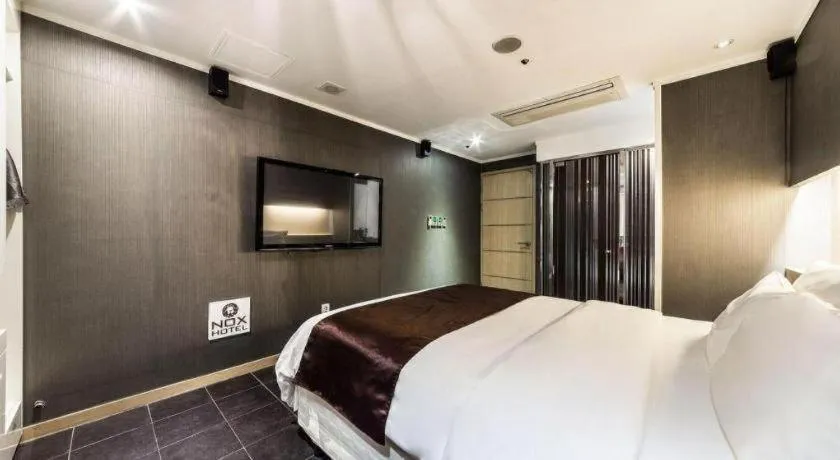 Bed in Nox Boutique Hotel