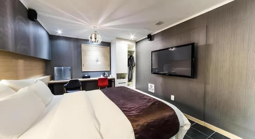 Bed in Nox Boutique Hotel