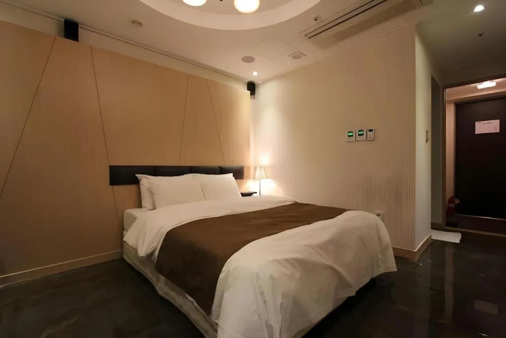 Bed in Nox Boutique Hotel