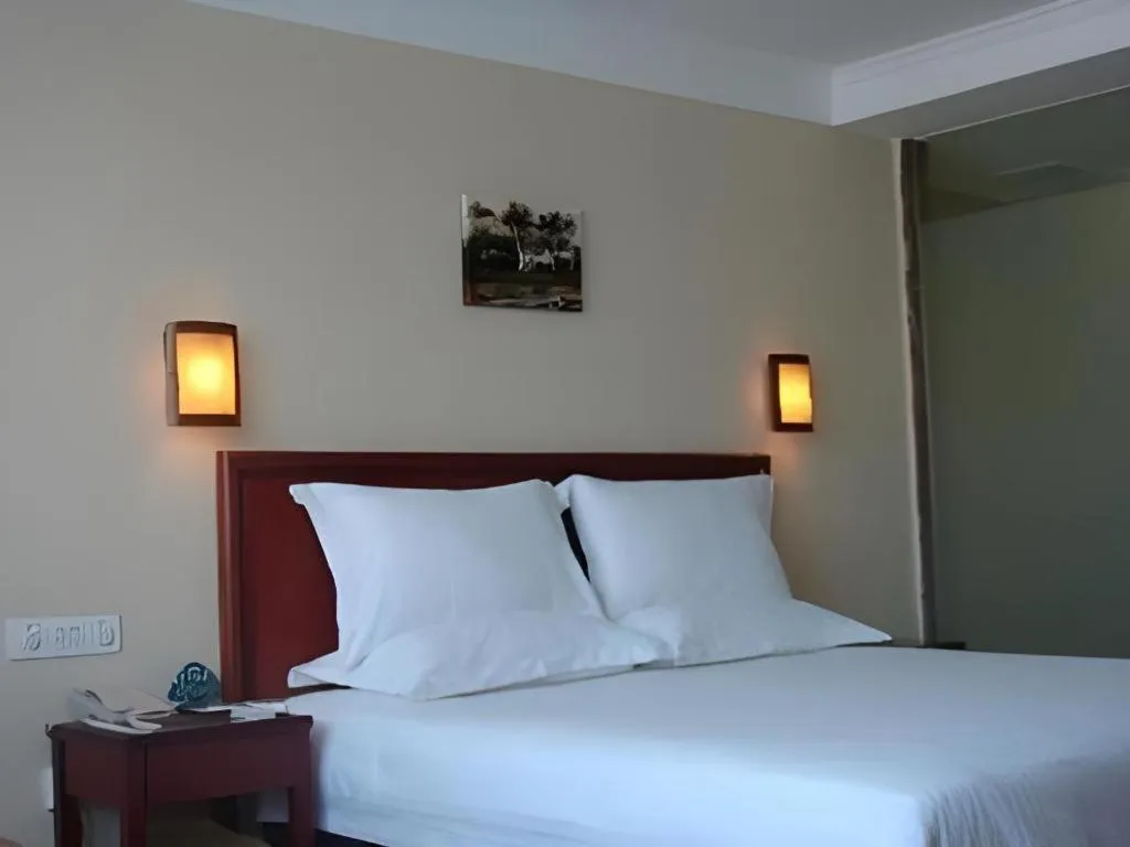 Bed in GreenTree Inn Nanning Langdong Hotel