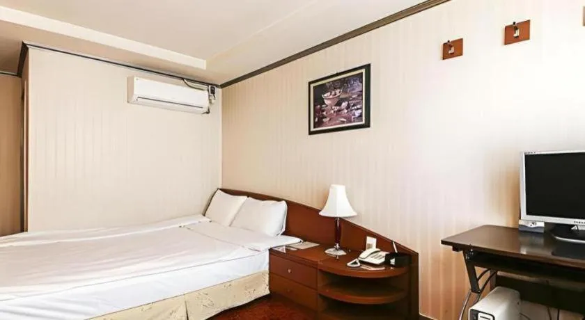 Bed in Mirabell Motel