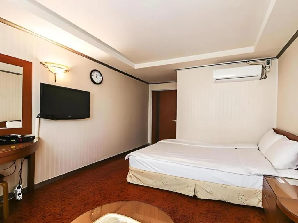 Bed in Mirabell Motel