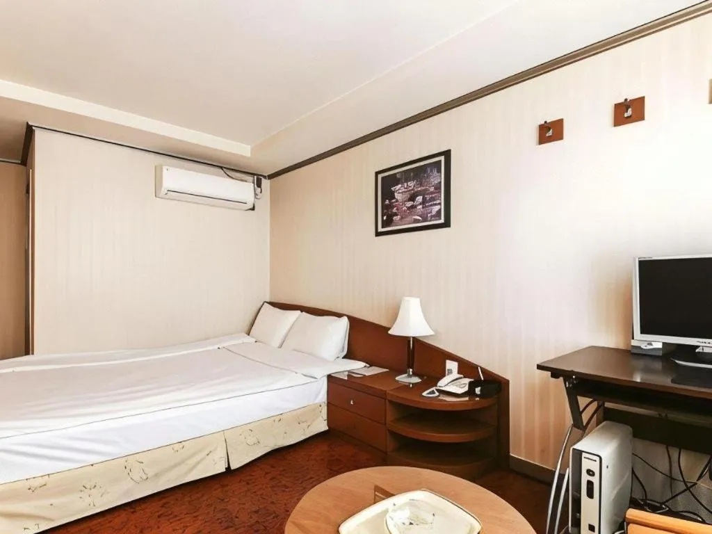 Bed in Mirabell Motel