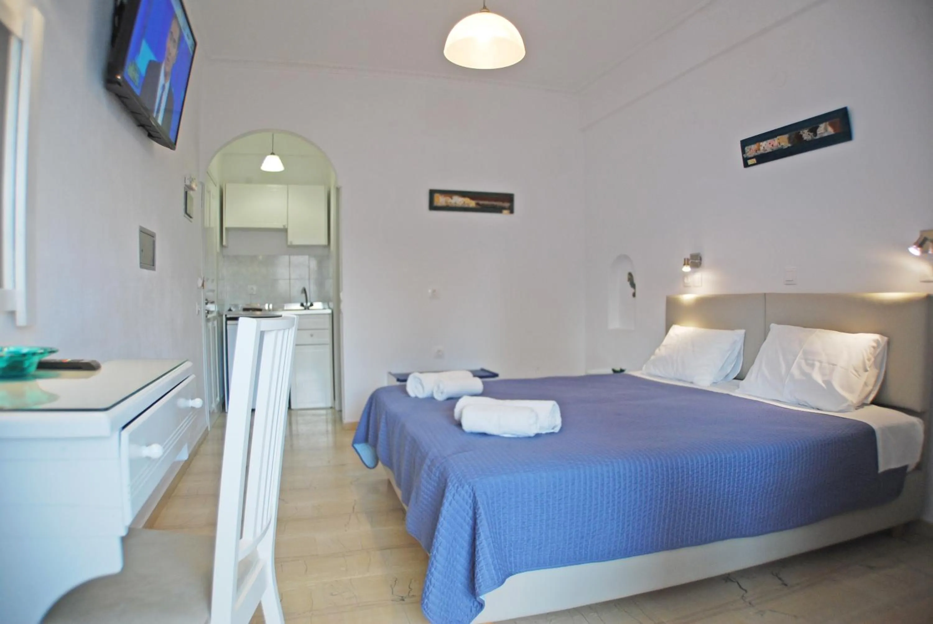 Photo of the whole room, Bed in Aretousa Villas