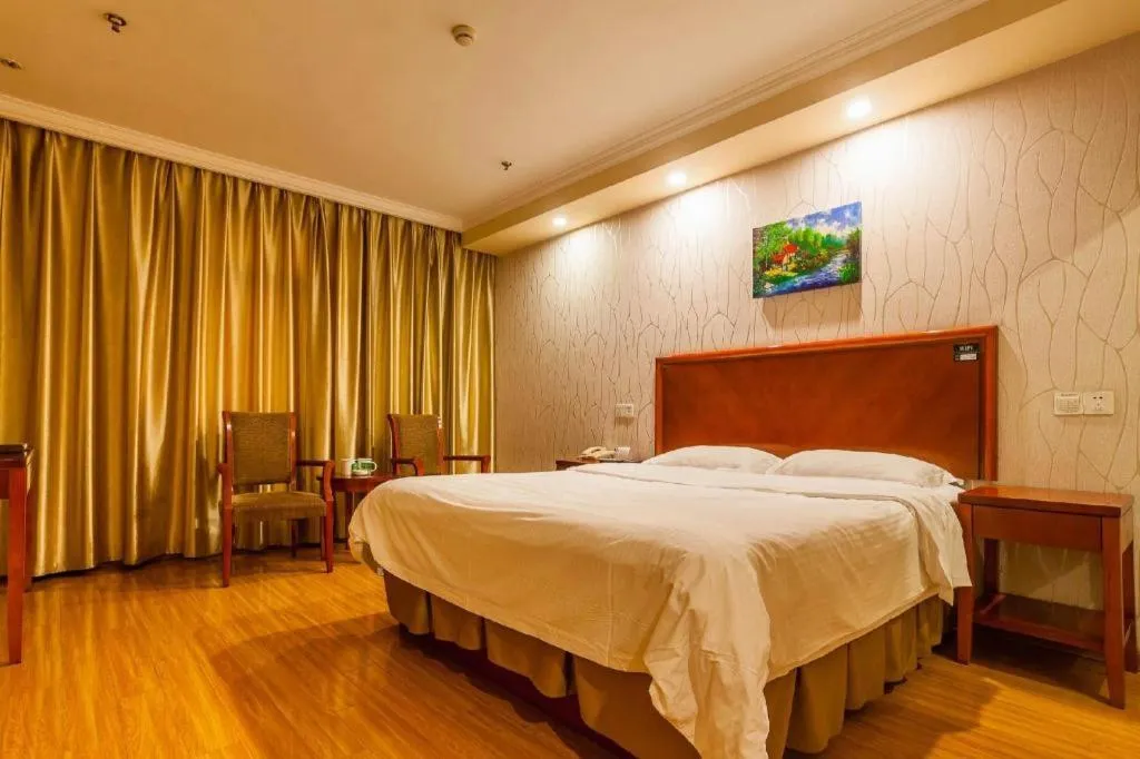 Bed in GreenTree Inn Kunshan Shimao Plaza Business Hotel