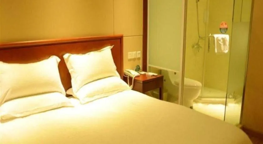 Bed in GreenTree Inn Kunshan Shimao Plaza Business Hotel