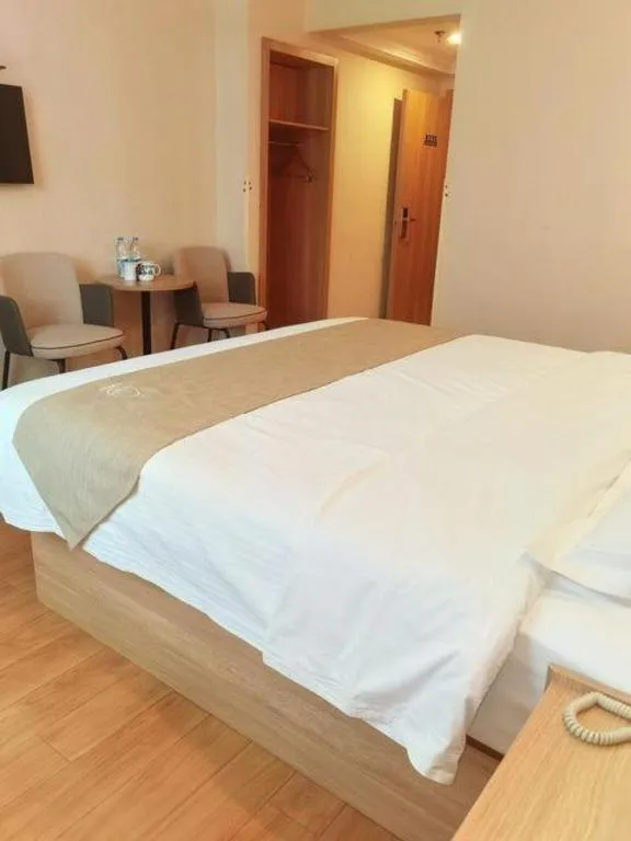 Bed in GreenTree Inn Kunshan Shimao Plaza Business Hotel