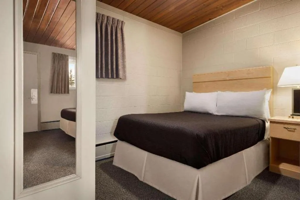 Bed in Thriftlodge Moose Jaw