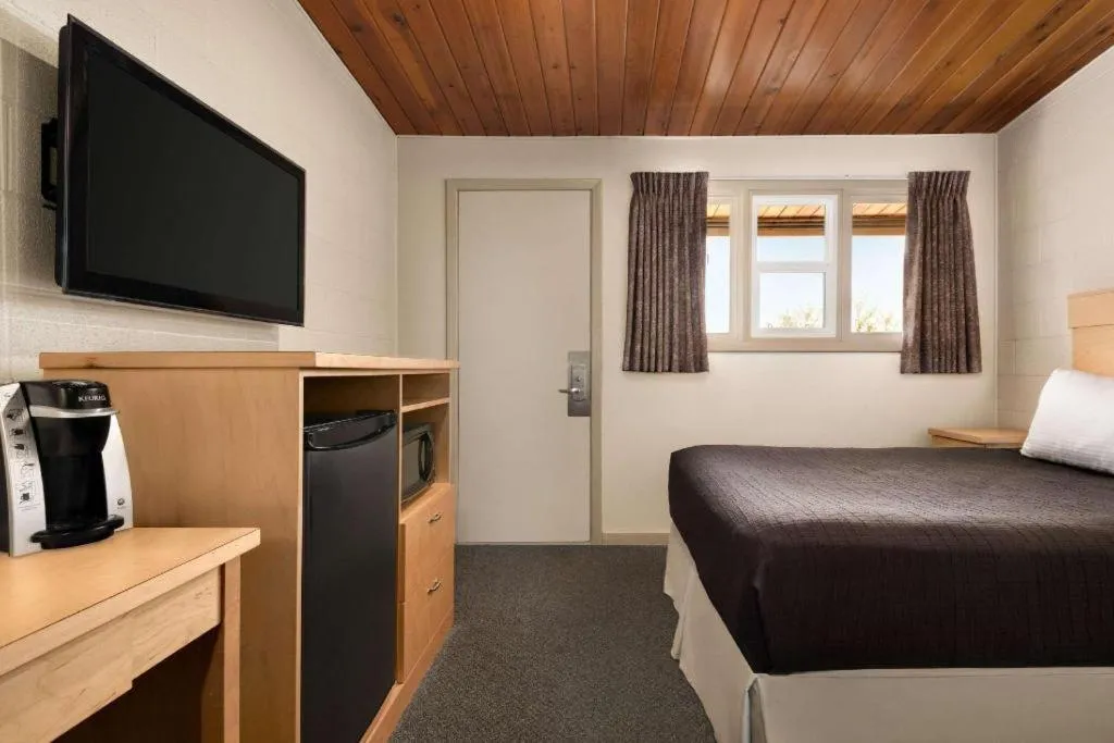 Bed in Thriftlodge Moose Jaw