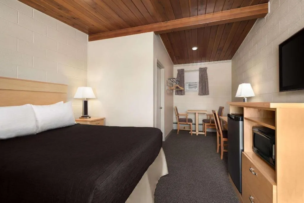 Bed in Thriftlodge Moose Jaw