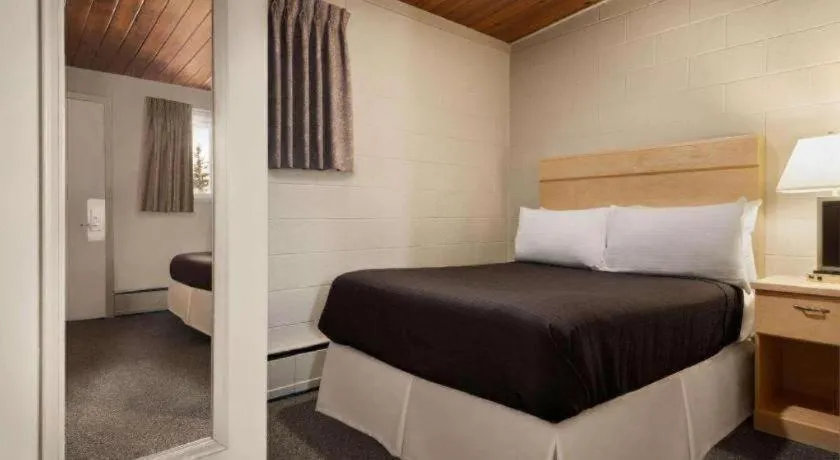 Bed in Thriftlodge Moose Jaw