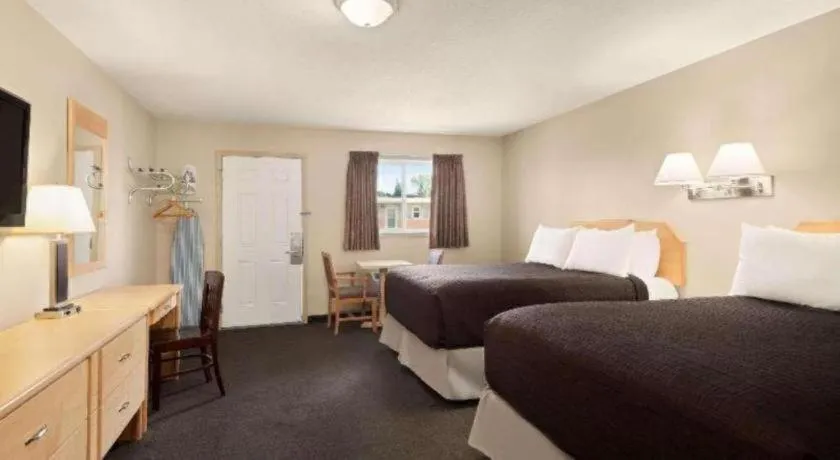 Bed in Thriftlodge Moose Jaw