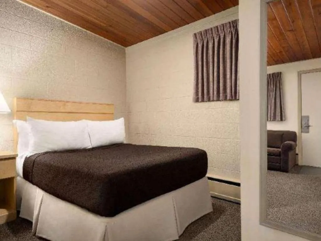 Bed in Thriftlodge Moose Jaw