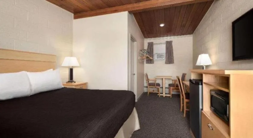 Bed in Thriftlodge Moose Jaw